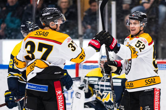 Luleås Isac Lundeström och Karl Fabricius jublar för ett