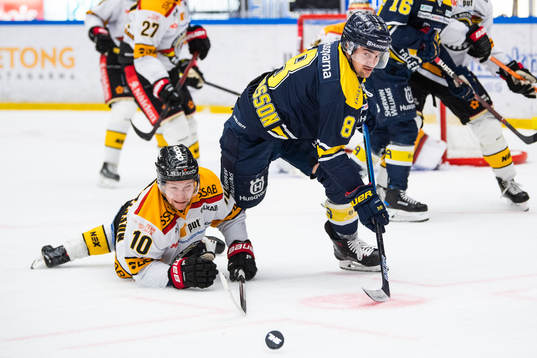 s Nils Andersson i kamp om pucken