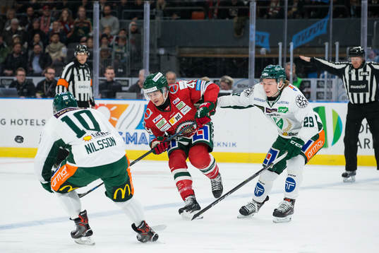 Frölunda Rhett Rakshani mellan Färjestads Marcus Nilsson