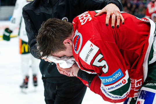 Frölunda Chay Genoway leds av isen