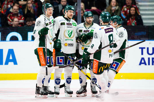 Färjestads Ilari Melart jublar med lagkamrater