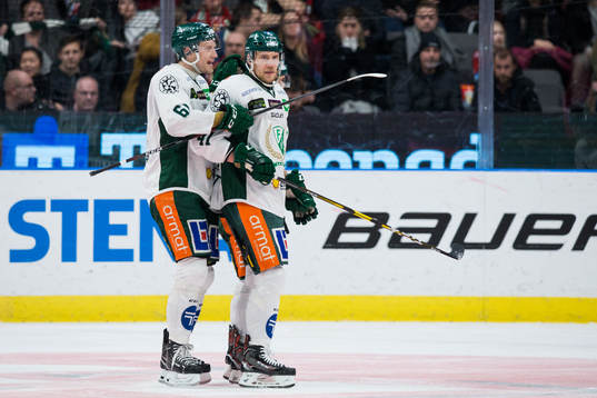Färjestads Ilari Melart jublar ihop med Johan Ryno