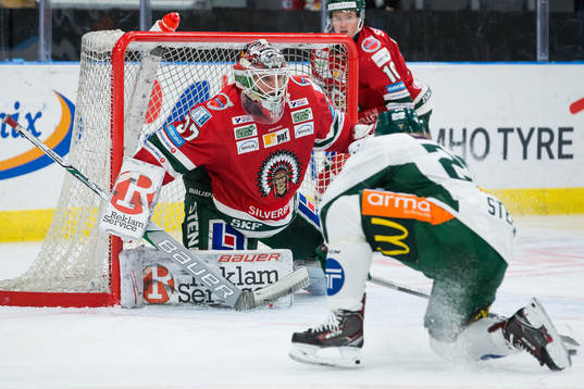Frölundas målvakt Johan Gustafsson räddar ett avslut