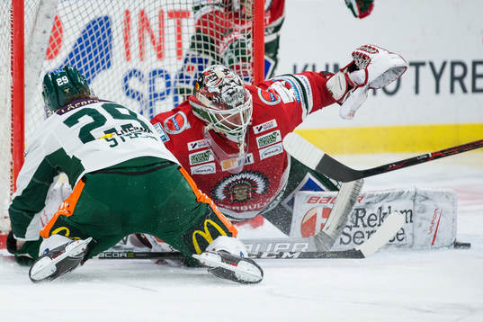 Frölundas målvakt Johan Gustafsson räddar ett avslut
