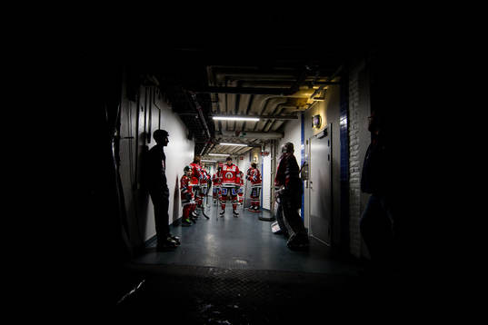 Frölunda på väg in till presentationen innan