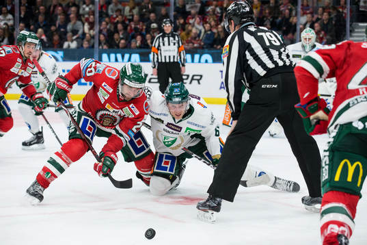 Frölundas Joel Lundqvist tekar mot Färjestads Johan Ryno