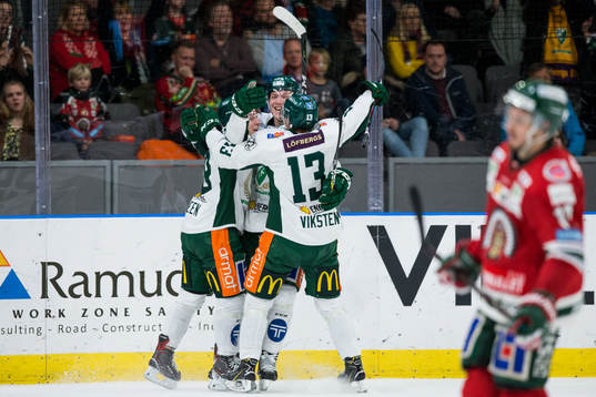 Färjestads Oskar Steen jublar med lagkamrater