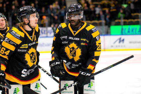 Skellefteås Edwin Hedberg  och Jonathan Pudas jublar