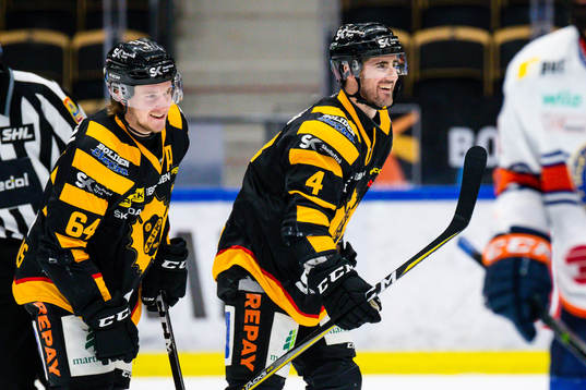 Skellefteås Bud Holloway och Jonathan Pudas jublar