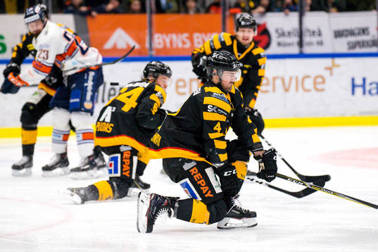 Skellefteås Bud Holloway täcker puck