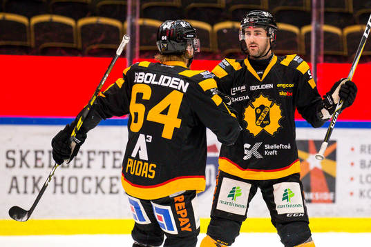 Skellefteås Jonathan Pudas och Bud Holloway  jublar