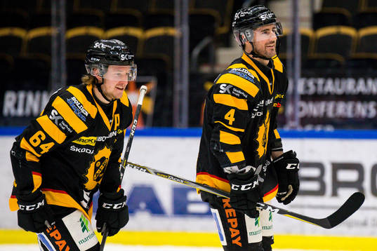 Skellefteås Jonathan Pudas och Bud Holloway  jublar