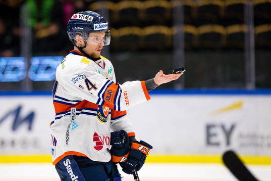 Växjös Brendan Shinnimin levererar pucken till domaren
