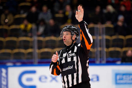 Domare Patrik Sjöberg ger tummen upp