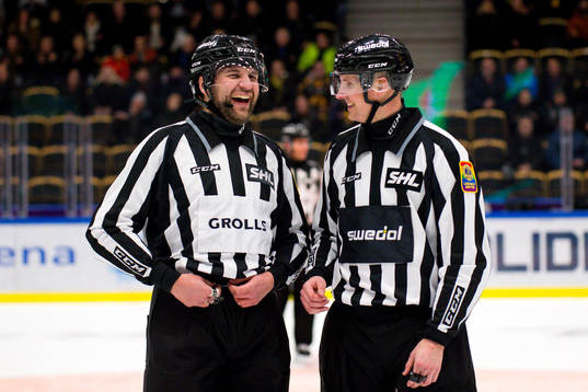 Linjedomare Emil Yletyinen och linjedomare Johannes Käck