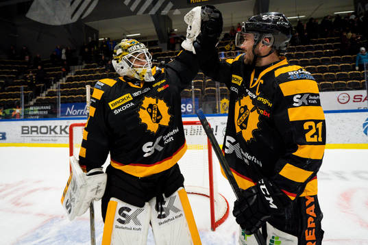 Skellefteås målvakt Mantas Armalis och Jimmie Ericsson
