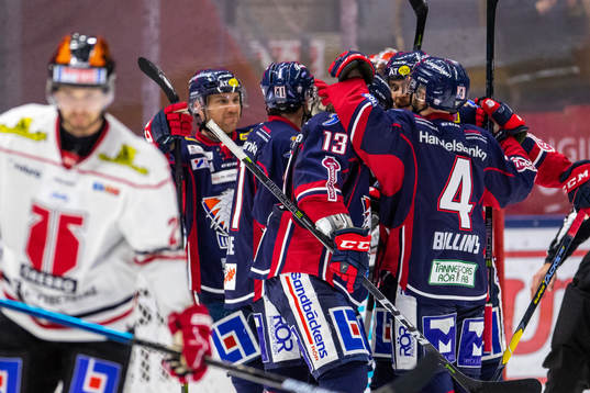 Linköpings Adam Brodecki jublar med lagkamrater