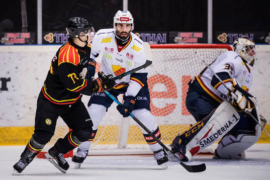 Brynäs Daniel Mannberg och Djurgårdens Jason Garrison