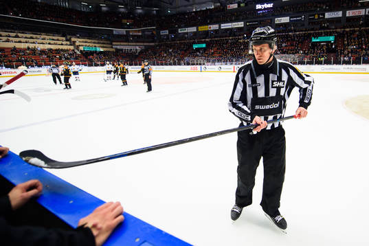 Domaren rensar inkastat skräp från isen