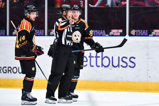 Brynäs Jacob Blomqvist protesterar
