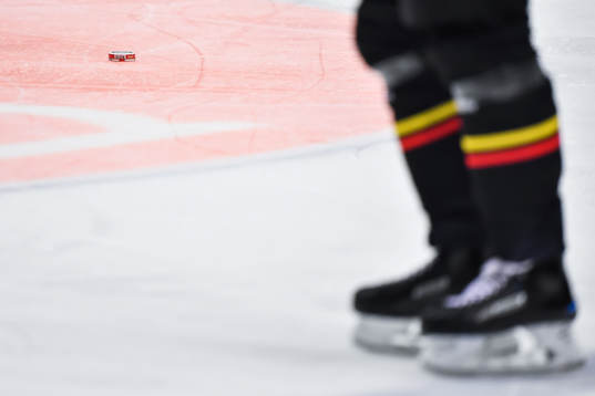 En snusdosa kastas in på isen