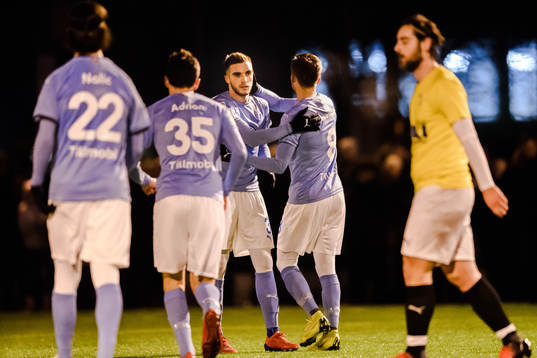 Malmö FFs Egzon Binaku kramas om av Arnór Ingvi Traustason