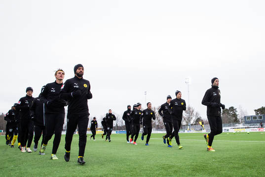 Frejs Andrés Hernandéz och hans lagkamrater värmer upp
