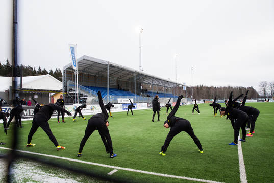 Frejs spelare värmer upp