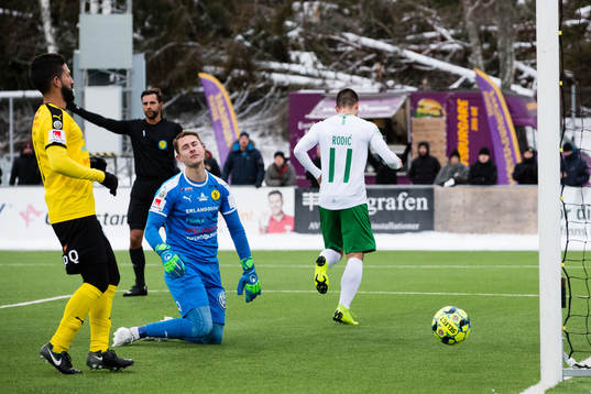 Frejs målvakt Jonas Olsson deppar