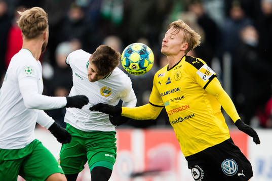 Hammarbys Leo Bengtsson i en nickduell med Frejs Henrik