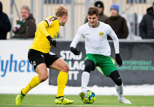 Frejs Henrik Millberth i kamp om bollen med Hammarbys Leo