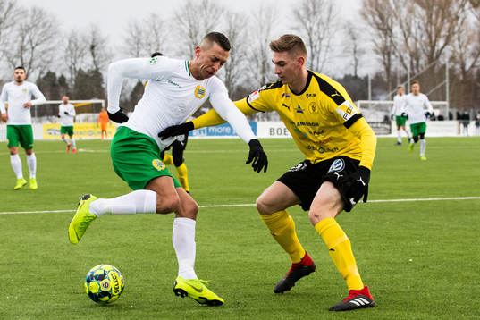 Hammarbys Nikola Djurdjic i kamp om bollen med Frejs Albin