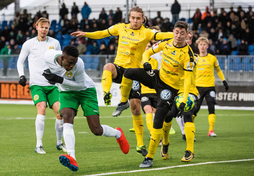 Hammarbys Kossounou Odilon med en nick förbi Frejs Amadeus