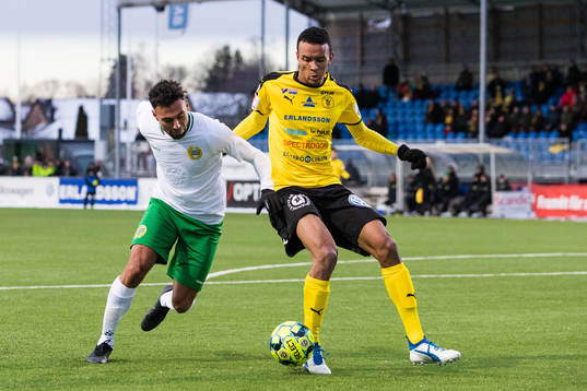 Hammarbys Imad Khalili i kamp om bollen med Frejs Alex