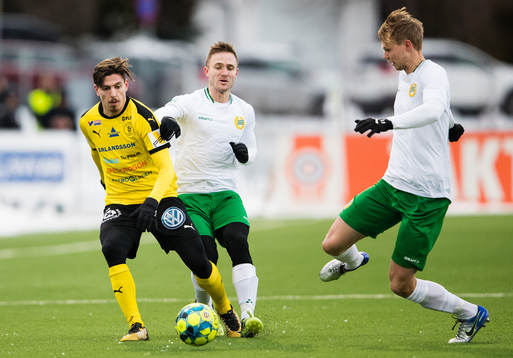 Frejs Kostas Stavrothanasopoulos i kamp om bollen med Mats
