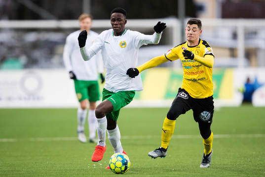 Hammarbys Kossounou Odilon i kamp om bollen med Frejs David