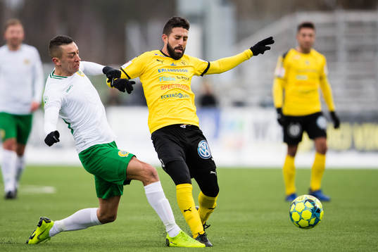 Hammarbys Nikola Djurdjic i kamp om bollen med Frejs