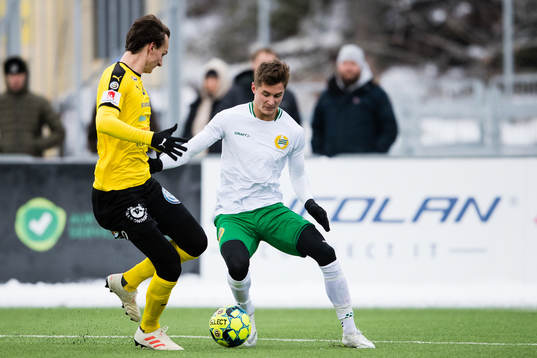 Frejs Hjalmar Ekdal i kamp om bollen med Hammarbys Leo
