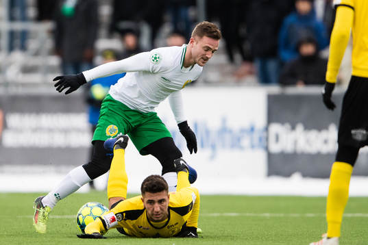 Hammarbys Mats Solheim i kamp om bollen med Frejs Moustafa