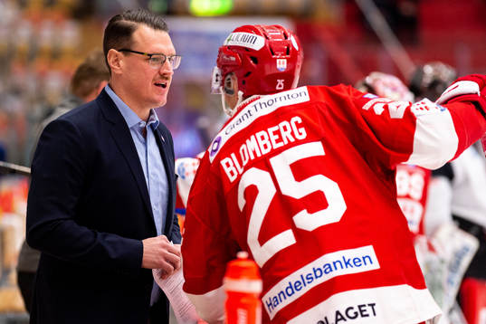 Timrås assisterande tränare Johan Thelin  i diskussion