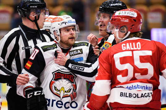 Malmö Redhawks Nichlas Torp och Timrås Vilmos Gallo i