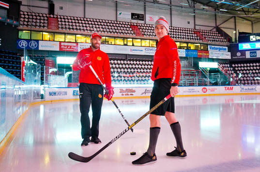 Moras Andrew Rowe och Örebros Shane Harper