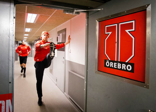 Örebros Jordan Boucher och Christopher Mastomäki värmer