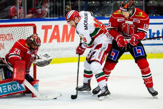 Moras John Persson gör 1-2 bakom Örebros målvakt Stefan
