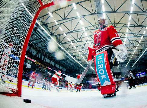 Moras John Persson gör 0-1 på Örebros målvakt Stefan