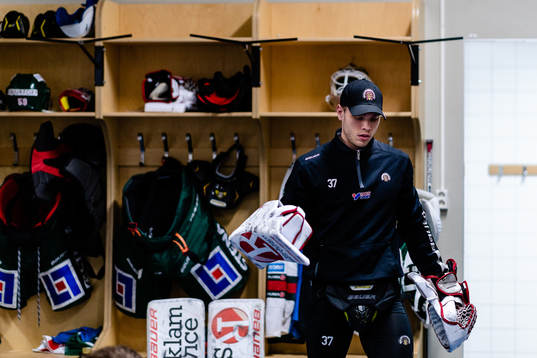 Frölunda målvakt Johan Gustafsson före ishockeymatchen i