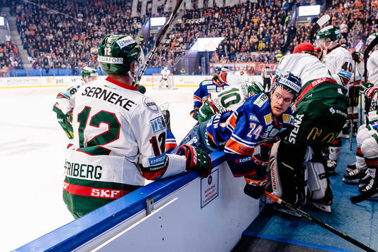 Frölunda Max Friberg tacklar Växjös Brendan Shinnimin