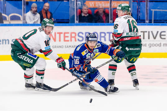 Växjös Austin Ortega mellan Frölunda Gustav Lindström