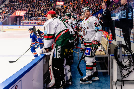 Frölunda Joel Lundqvist skriker mot Växjös bås