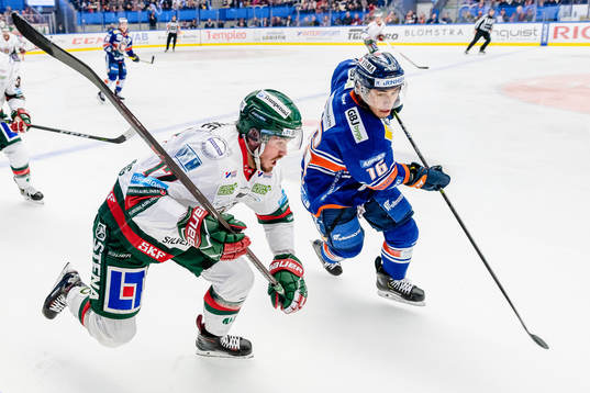 Frölunda Sebastian Stålberg jagas av Växjös Austin